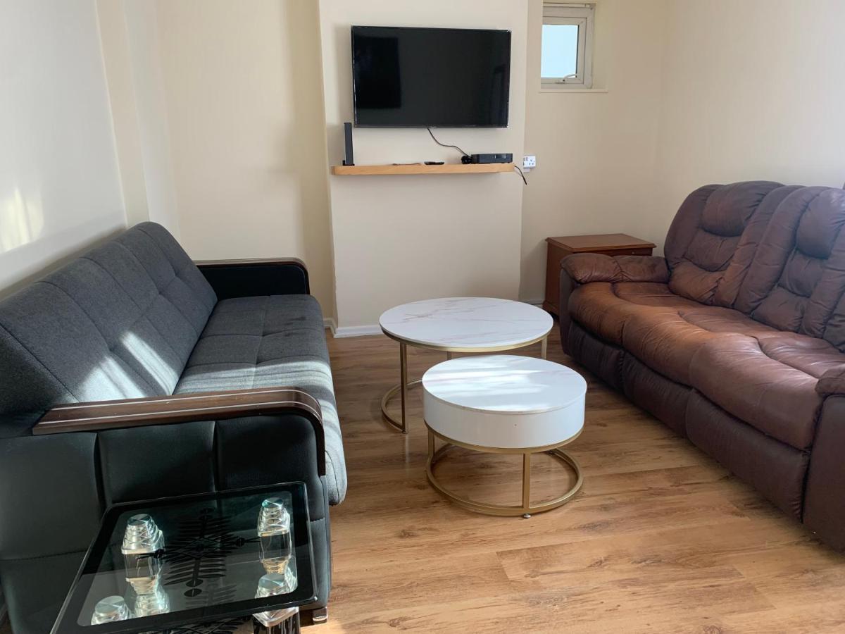 Two Bed Holiday Apartment Londra Esterno foto