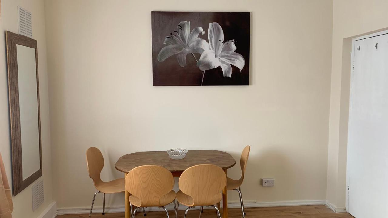 Two Bed Holiday Apartment Londra Esterno foto